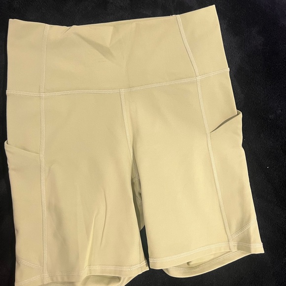 Fabletics pureluxe high waisted 6” short - Picture 3 of 6